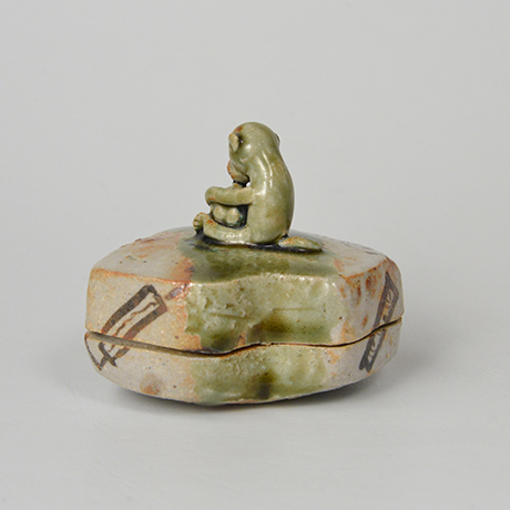 「No.44　青織部小猿鈕香合 / Incense container, Ao-oribe, Monkey shaped」の写真　その2