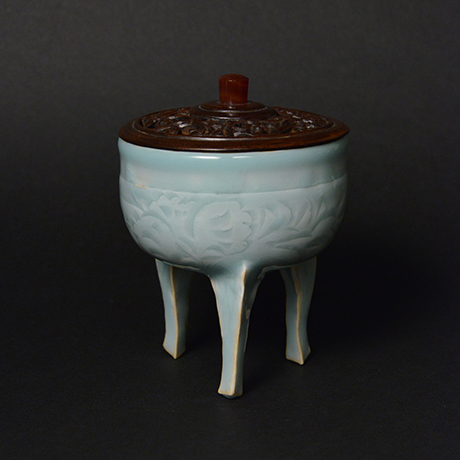 「16.　塚本快示　青磁牡丹文香爐 / TSUKAMOTO Kaiji　Incense container, Celadon, with peony design」の写真　その2