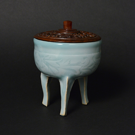 「16.　塚本快示　青磁牡丹文香爐 / TSUKAMOTO Kaiji　Incense container, Celadon, with peony design」の写真　その3