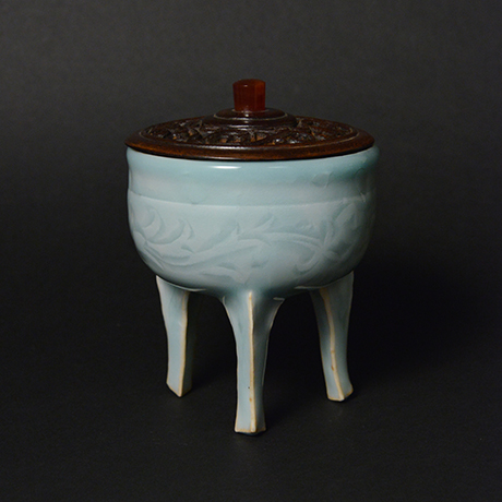 「16.　塚本快示　青磁牡丹文香爐 / TSUKAMOTO Kaiji　Incense container, Celadon, with peony design」の写真　その4