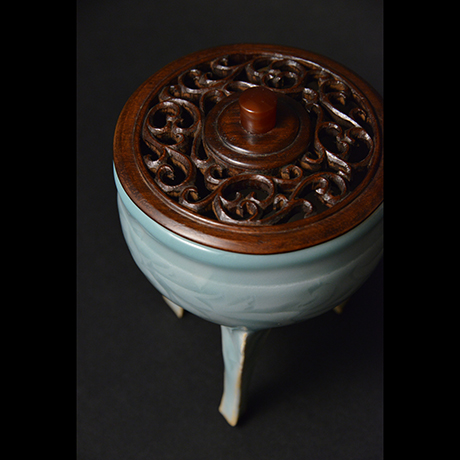 「16.　塚本快示　青磁牡丹文香爐 / TSUKAMOTO Kaiji　Incense container, Celadon, with peony design」の写真　その5