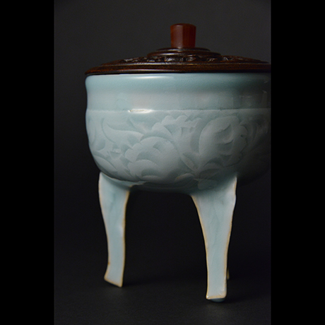 「16.　塚本快示　青磁牡丹文香爐 / TSUKAMOTO Kaiji　Incense container, Celadon, with peony design」の写真　その7