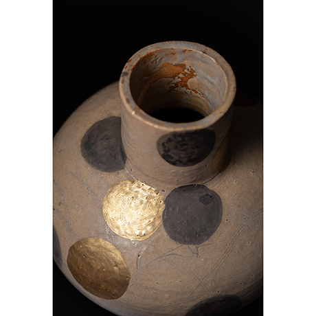 「No.37　金銀彩水玉文櫛目文様入花生 / Flower vase with dot design, overglaze enamels, gold and silver」の写真　その2