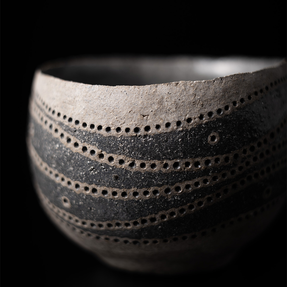 「No.5　曲線文茶碗 / Tea bowl with curved line pattern」の写真　その2