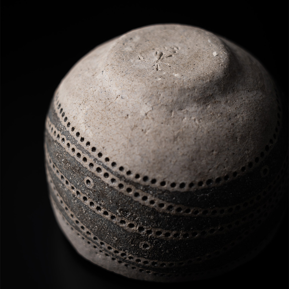 「No.5　曲線文茶碗 / Tea bowl with curved line pattern」の写真　その3