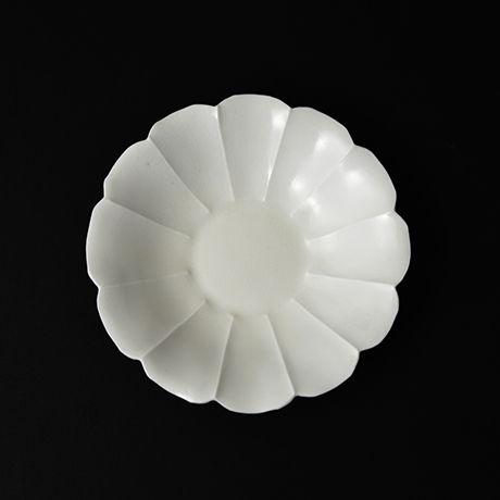 「29.白瓷菊花皿　二 / A set of two dishes, Crysanthemum shape, White porcelain」の写真　その2