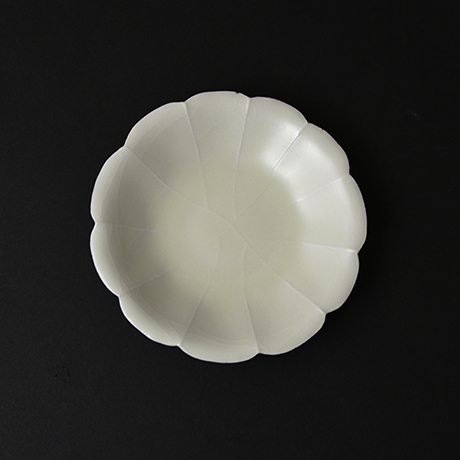 「29.白瓷菊花皿　二 / A set of two dishes, Crysanthemum shape, White porcelain」の写真　その4