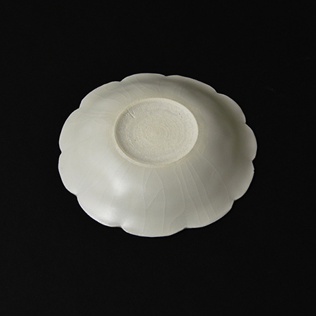 「29.白瓷菊花皿　二 / A set of two dishes, Crysanthemum shape, White porcelain」の写真　その5