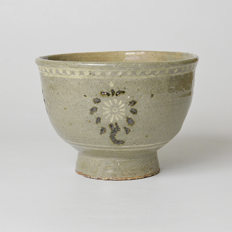 「No.1　粉青菊花文茶碗 / Tea bowl, Buncheong style, Chrysanthemum motif」の写真　その3