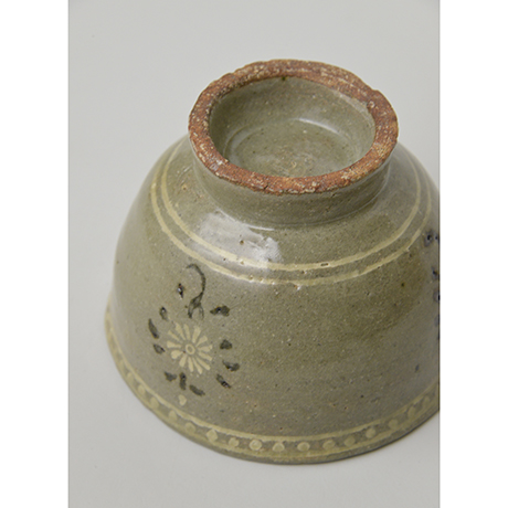 「No.1　粉青菊花文茶碗 / Tea bowl, Buncheong style, Chrysanthemum motif」の写真　その7