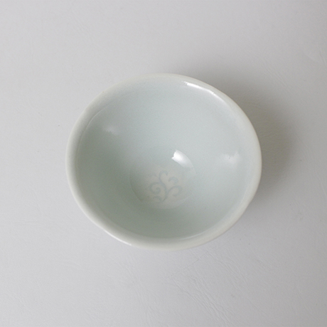 「45.酒盃　影青手 / Sake cup, Ying-qing glaze (Pale Blue glaze)」の写真　その3