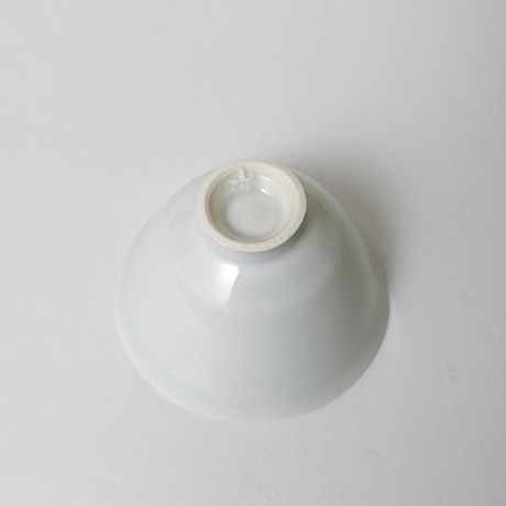 「45.酒盃　影青手 / Sake cup, Ying-qing glaze (Pale Blue glaze)」の写真　その4