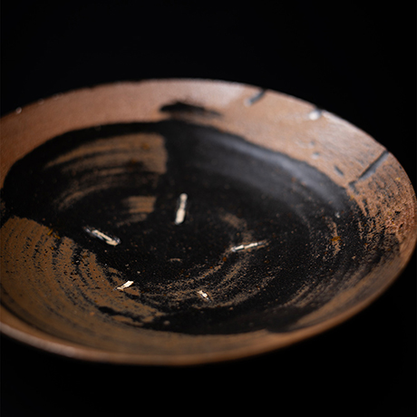 「18. 黒釉刷毛目皿 / Plate with brush mark, Black glaze」の写真　その3