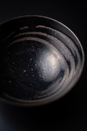 「8. 黒釉盌 / Tea bowl, Black glaze」の写真　その2